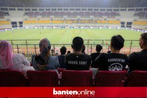 IMG-20250927-WA0044-300x200 Gubernur Andra Soni Hadir Bersama Istri di Laga Dewa United, Bentuk Komitmen Pada Olahraga