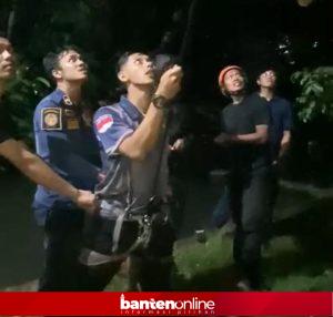 IMG-20251107-WA0107-300x286 Waduuh! Santri di Pandeglang Terjebak di Atas Pohon Kelapa Selama Dua Jam, Dievakuasi Damkar