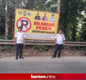IMG-20260106-WA0050-300x279 Dishub Pandeglang Perbaiki dan Pasang Rambu Larangan Truk Sumbu Tiga di Jalur Kota
