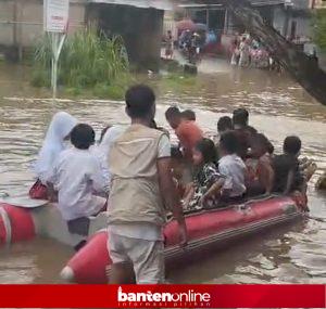 IMG-20260112-WA0045-300x285 Banjir Besar Rendam Pasar Sumur di Ujung Pulau Jawa, Akses Jalan Terputus
