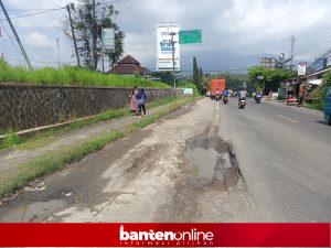 IMG20260105100214-300x225 Puluhan Truk Pasir Rusak Jalan Pandeglang, Warga Keluhkan Jalan Amblas