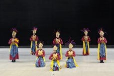 Penari SMP Islam Al-Azhar BSD mengenakan busana tradisional Indonesia saat tampil dalam kompetisi Art in Motion di Seoul, Korea Selatan.