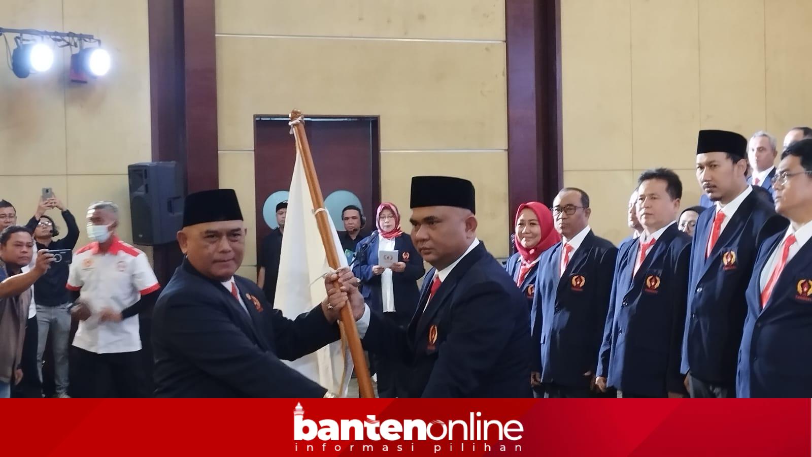 Penyerahan bendera KONI oleh Agus Rasyid kepada Mahludin dalam pelantikan KONI Tangsel di Serpong.