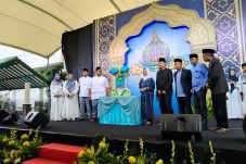 Pembukaan Festival Ramadan 2026 di SMA Al Azhar BSD, Tangerang Selatan, dihadiri jajaran guru, panitia, dan tamu undangan di atas panggung acara.