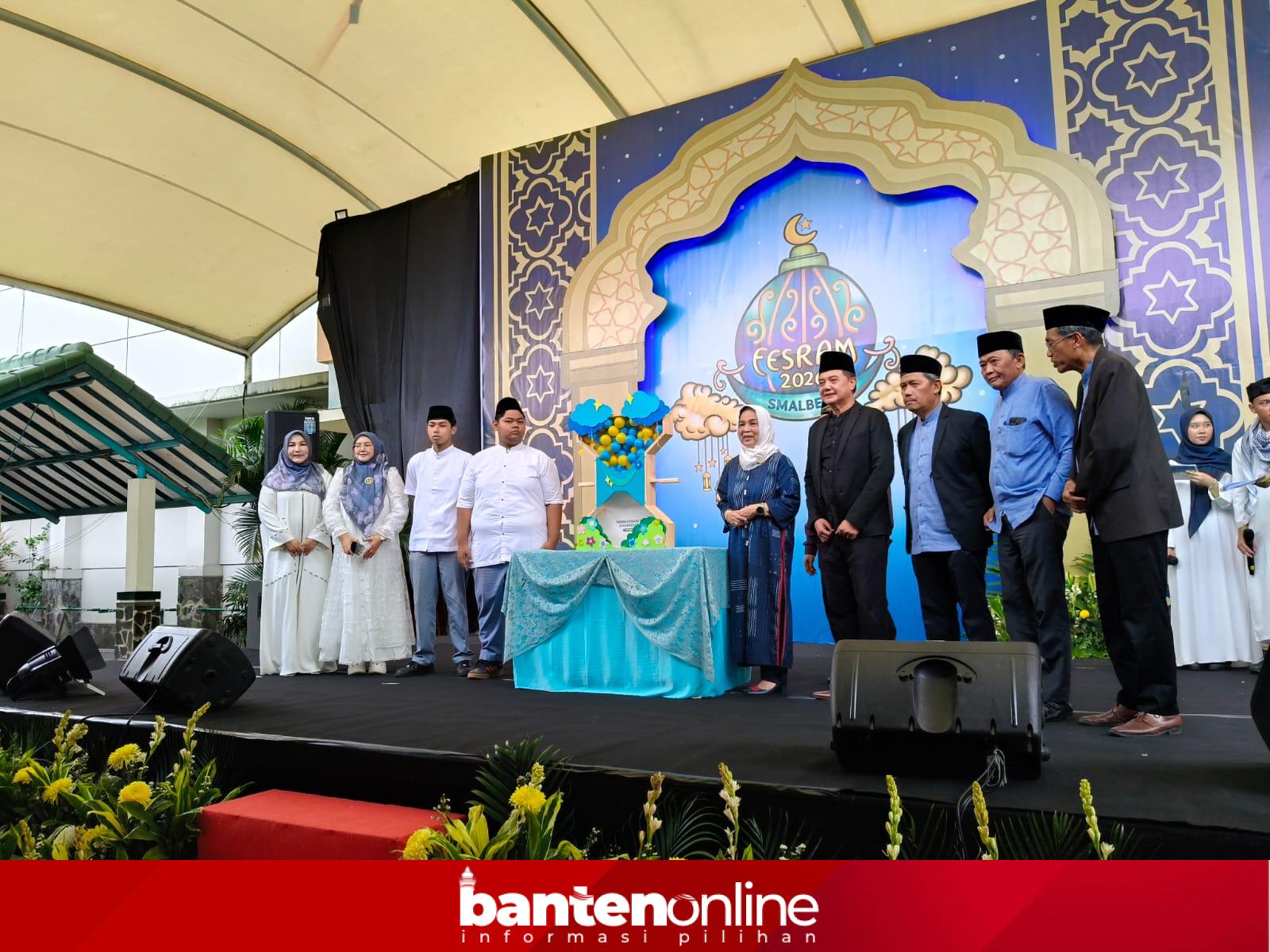 Pembukaan Festival Ramadan 2026 di SMA Al Azhar BSD, Tangerang Selatan, dihadiri jajaran guru, panitia, dan tamu undangan di atas panggung acara.