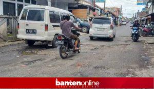 IMG-20260312-WA0045-300x175 Jalan Protokol di Pusat Kota Pandeglang Kembali Rusak, Warga Keluhkan Berlubang Jelang Mudik