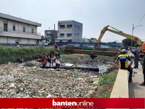IMG-20260514-WA0020-300x225 Cegah Banjir, 30 Ton Sampah Diangkut dari Kali Ledug Tangerang