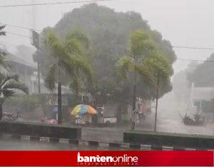 IMG-20260514-WA0083-300x234 BPBD-PK Pandeglang Gerak Cepat Tangani Pohon Tumbang Akibat Cuaca Ekstrem