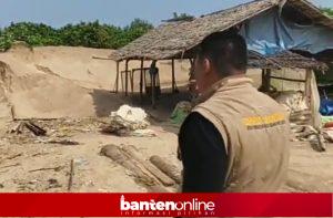 IMG-20260514-WA0116-300x197 Anggota DPRD Banten Bersitegang dengan Penambang Pasir Laut di Lebak Selatan