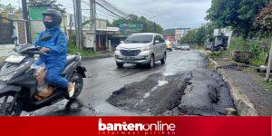 IMG-20260523-WA0007-300x150 Truk Sumbu Tiga Bebas Melintas, Jalan Pandeglang Babak Belur