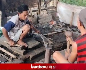 IMG-20260607-WA0091-300x244 Empu Saprol, Pengrajin Golok Cisewu Asal Cadasari yang Harumkan Nama Pandeglang