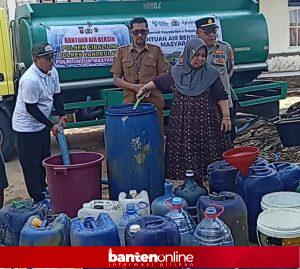 IMG-20260727-WA0033-300x269 Warga Cibaliung Antusias Sambut Bantuan Air Bersih dari Sibernet Foundation dan Polsek Cibaliung 
