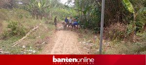 IMG-20260823-WA0017-300x135 Warga Kampung Gowok Gotong Royong Bangun Jalan Lingkungan Dekat Kantor Gubernur Banten