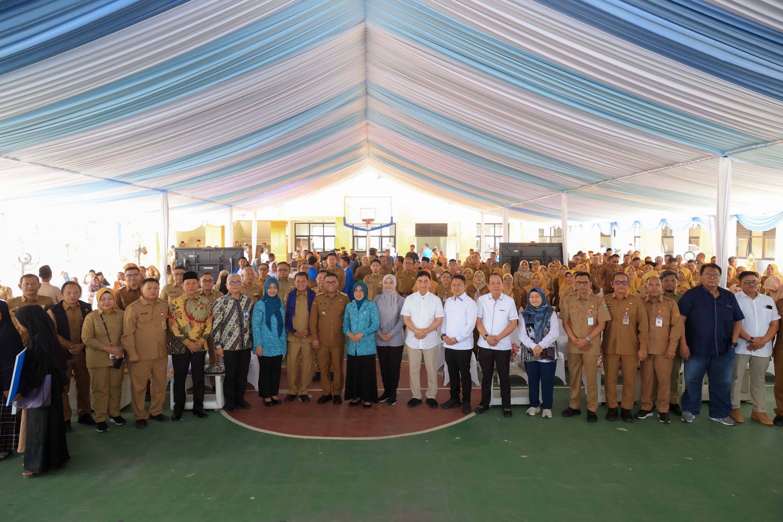 1aa59b45-403f-432d-9fde-b9ef1fe7f62a-scaled Masyarakat Terbantu, Pemerataan Akses Pendidikan Gubernur Andra Soni Semakin Berkeadilan