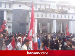 IMG-20260903-WA0031-300x225 Didesak Teken Pakta Integritas, Tiga Pimpinan DPRD Pandeglang Temui Ratusan Mahasiswa