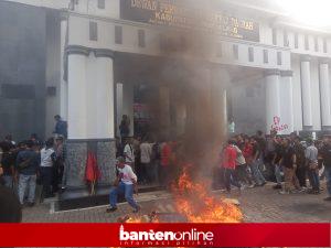IMG-20260903-WA0032-300x225 Mahasiswa Pandeglang Soroti PAD dan Anggaran DPRD Rp1,1 Miliar: Jangan Cuma Nikmati Fasilitas!