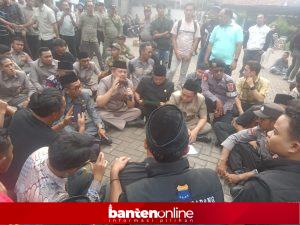 IMG-20260903-WA0039-300x225 Didesak Teken Pakta Integritas, Tiga Pimpinan DPRD Pandeglang Temui Ratusan Mahasiswa