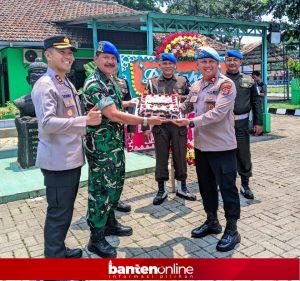 IMG-20261005-WA0060-300x281 HUT ke-81 TNI, Kapolres Pandeglang Sambangi Kodim Bawa Tumpeng