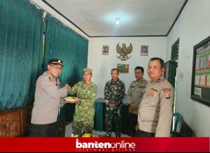 IMG-20261006-WA0011-300x219 HUT ke-81 TNI, Polsek Cibaliung Sambangi Koramil Bawa Tumpeng dan Kue Ultah