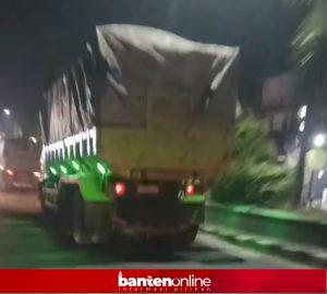 IMG-20261017-WA00081-1-300x270 Truk Tambang Sumbu Tiga Masih Bebas Masuk Kota Pandeglang, Warga Pertanyakan Ketegasan Aparat